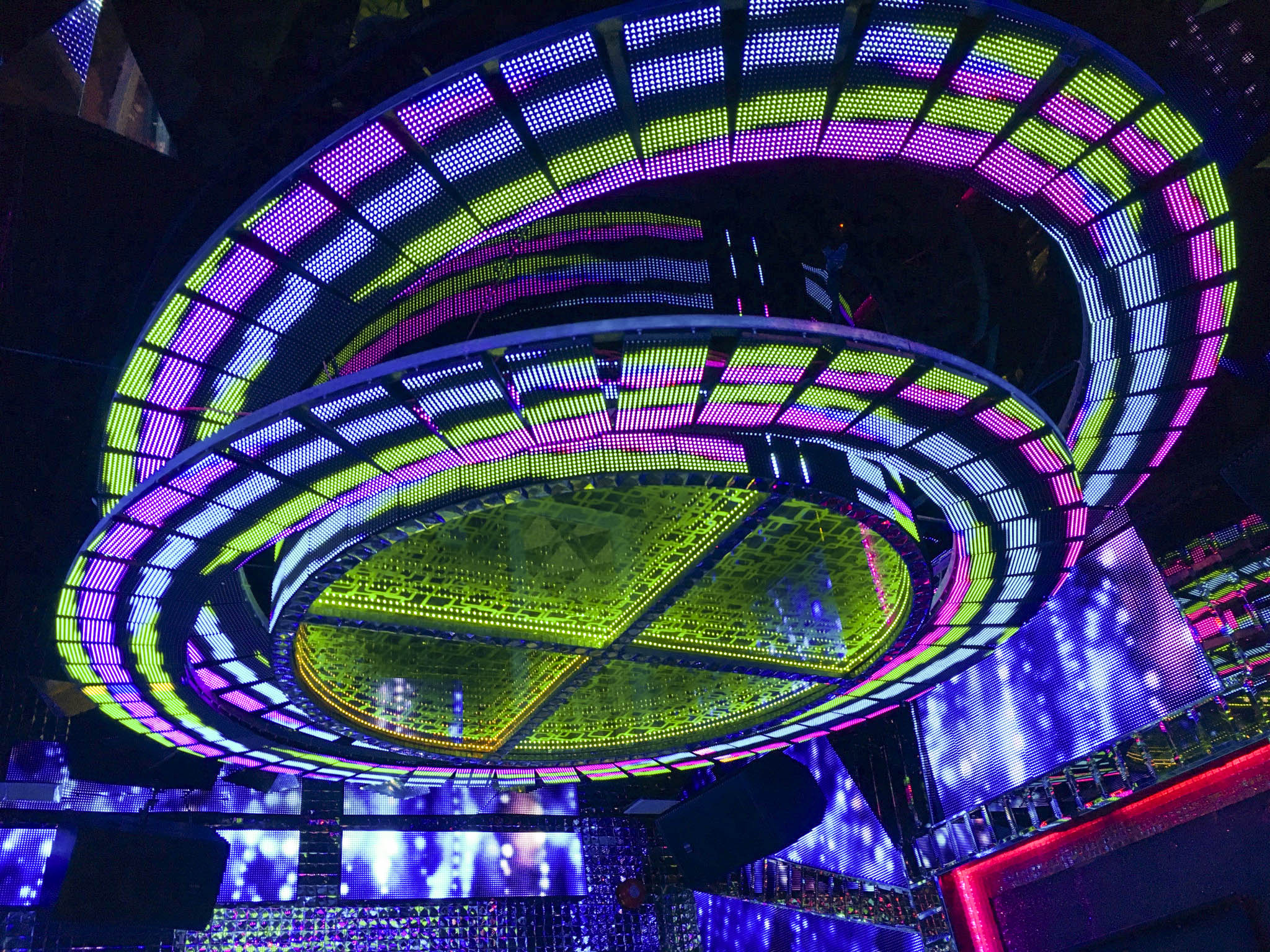 Hiệu ứng ánh sáng với phong cách phòng karaoke Bar Hiệu ứng ánh sáng với phong cách phòng karaoke Bar