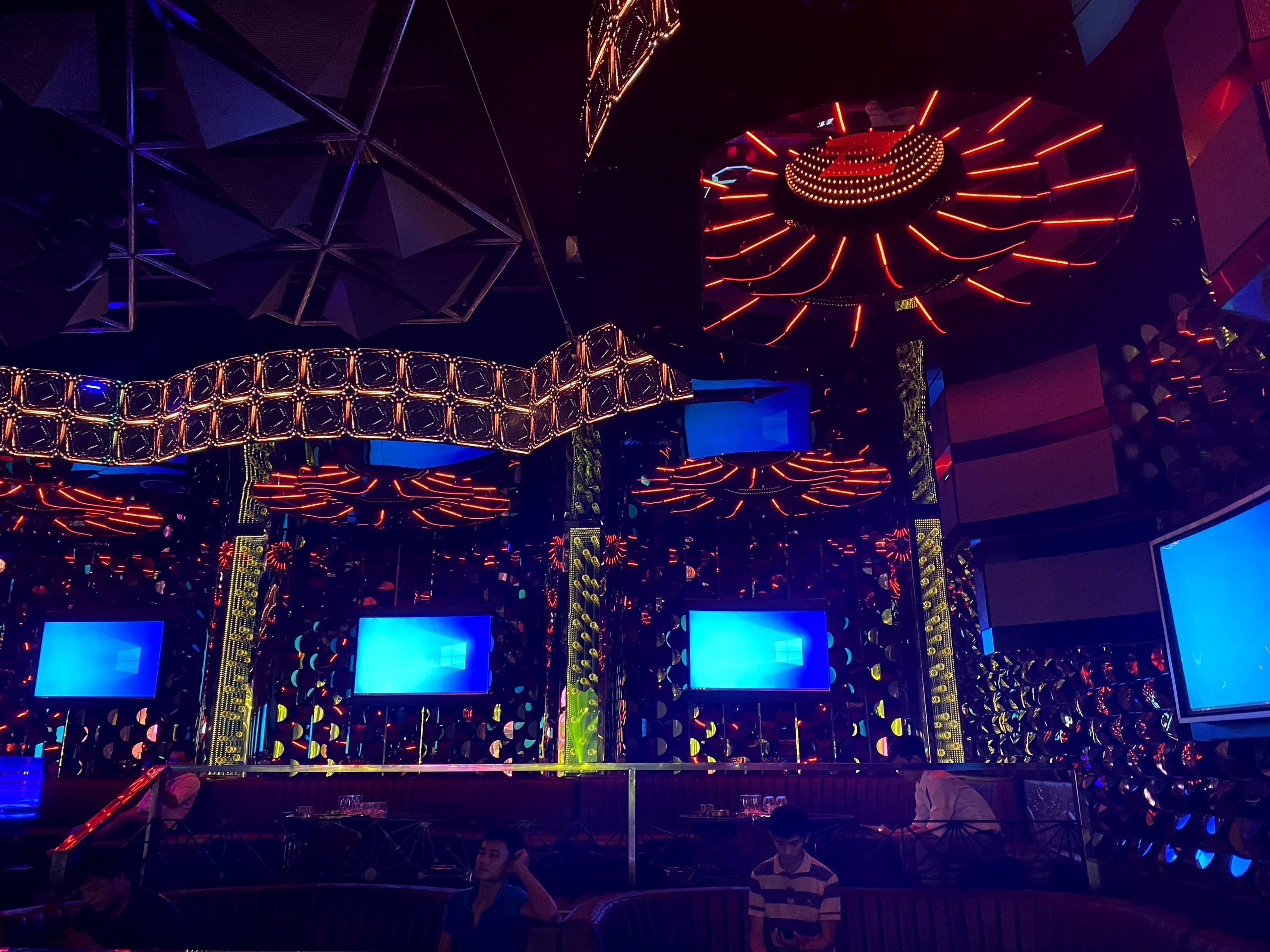 Hình thi công thực tế vũ trường New Phương Đông