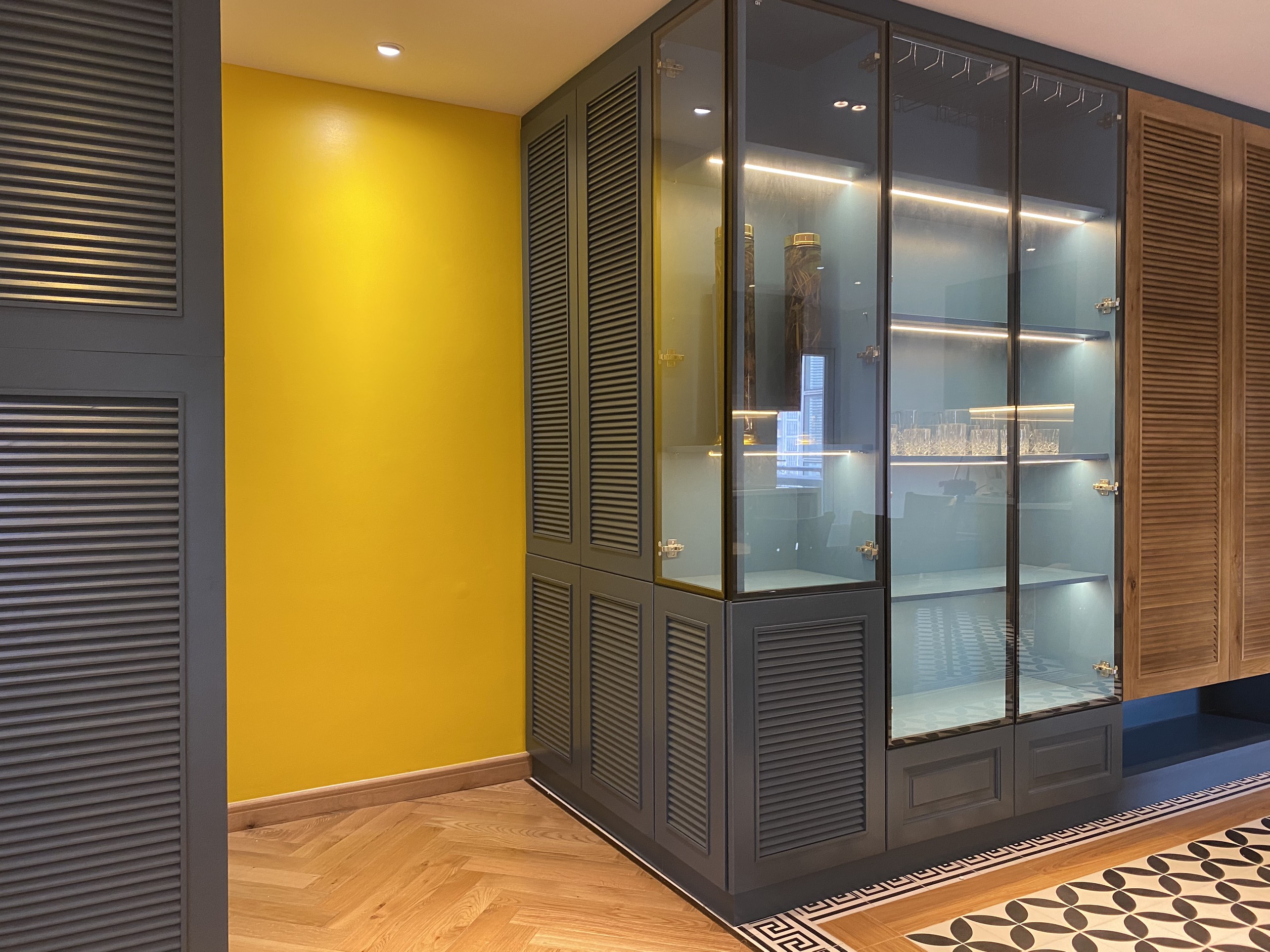 Mẫu tủ rượu trang trí sang trọng