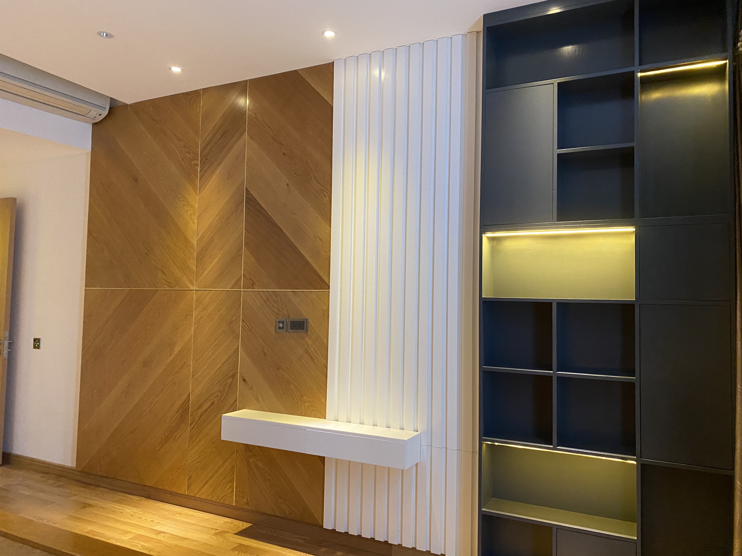 Thi công hệ thống kệ trang trí, kệ tivi phòng ngủ hiện đại