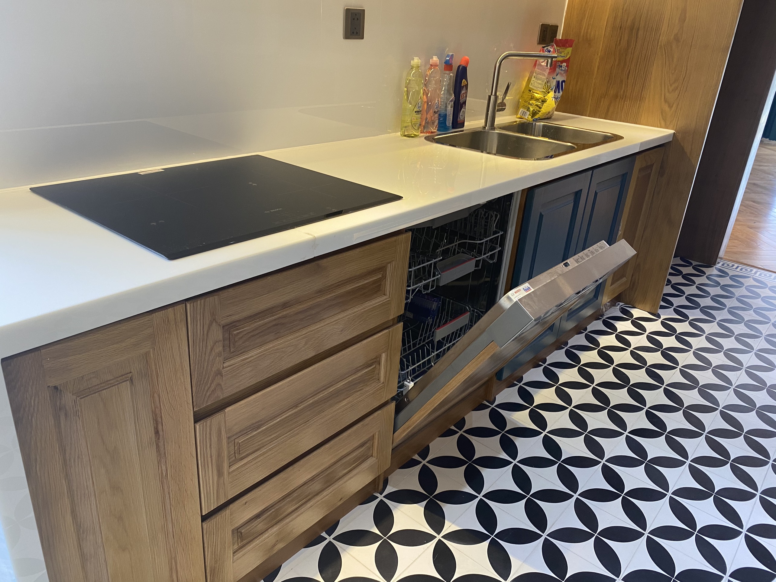 Thiết kế tủ bếp kết hợp thông minh